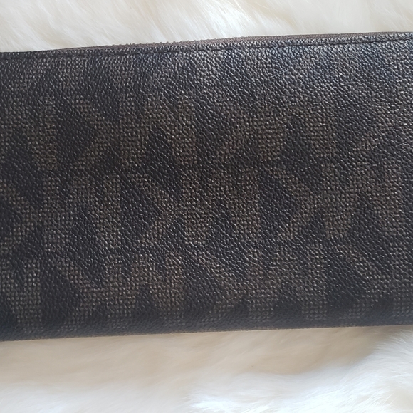 Michael Kors Accordion Style Zip Around Wallet - Picture 2 of 7